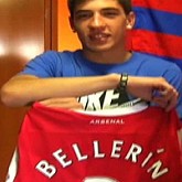 Bellerin z profesjonalny kontraktem